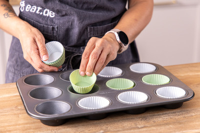 Förmchen ins Muffin-Blech legen