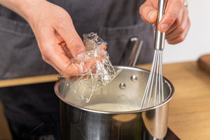 Gelatine in der Sahne auflösen
