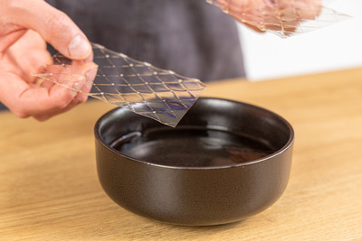 Gelatineblätter einzeln ins Wasser legen