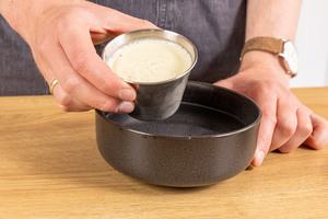 Panna cotta Förmchen in heißes Wasser stellen