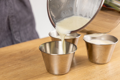 Panna cotta in Förmchen gießen