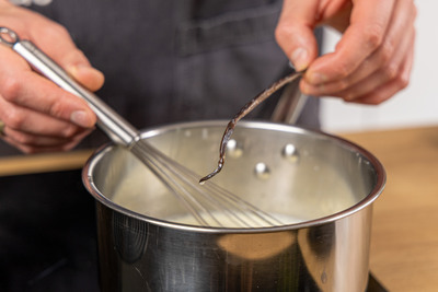Vanilleschote aus der Sahne nehmen