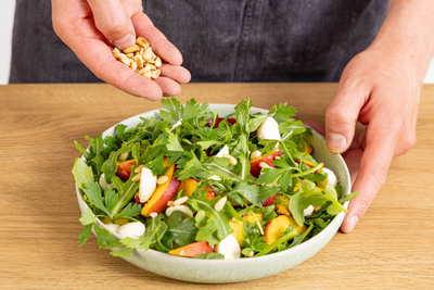 Pfirsichsalat garnieren