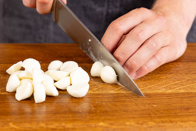 Mozzarella halbieren