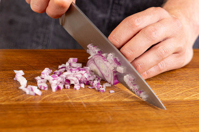 Rote Zwiebel fein würfeln
