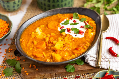 Rotes Linsen-Dal mit Gemüse
