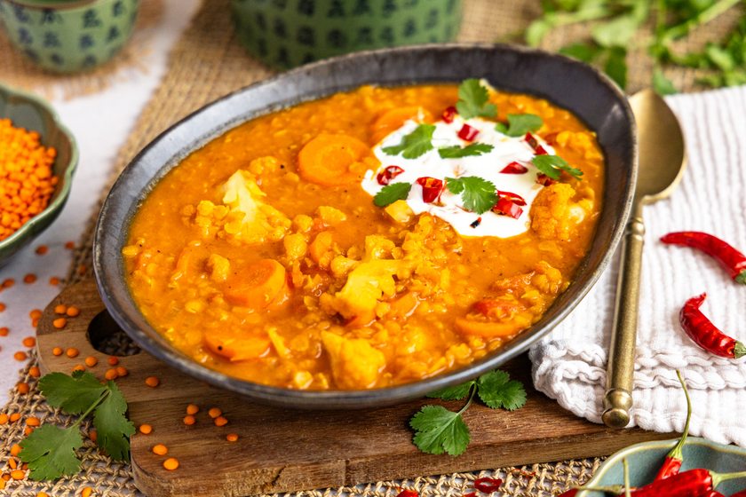 Rotes Linsen-Dal mit Gemüse
