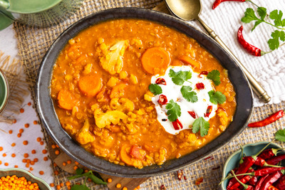 Rotes Linsen-Dal mit Gemüse