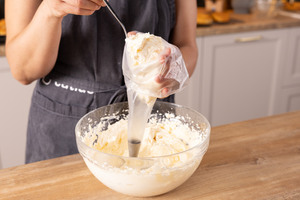 Mascarpone Creme in Spritzbeutel befüllen