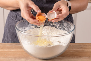 Eier dazugeben