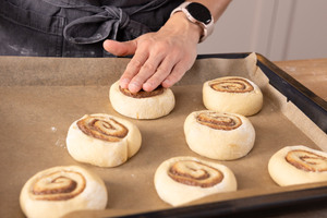 Zimtschnecken auf dem Backblech etwas flach drücken