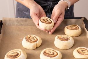 Zimtschnecken auf Backlblech legen