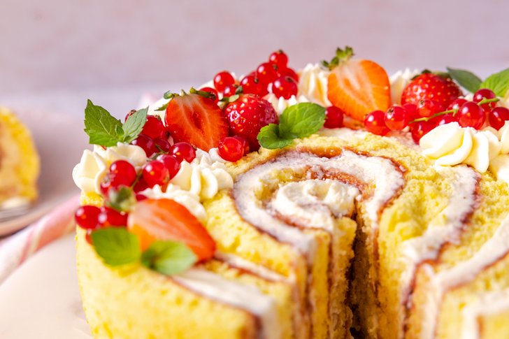 Wickeltorte mit fruchtiger Deko
