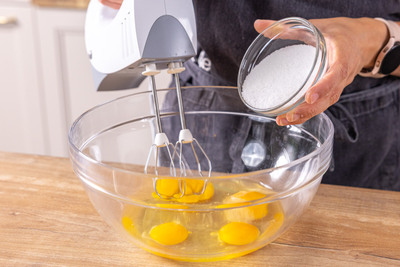Eier mit Zucker aufschlagen