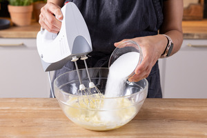Zucker in Butter geben