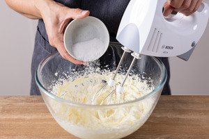 Butter mit Zucker vermengen