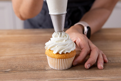 Buttercreme auf Cupcakes spritzen