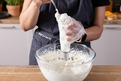 Buttercreme in Spritzbeutel geben