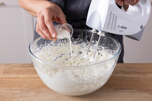 Milch in Frosting geben