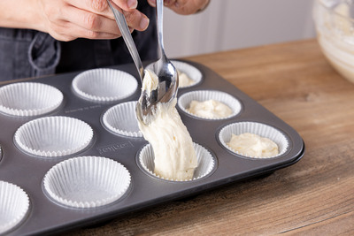 Teig in Muffinförmchen geben