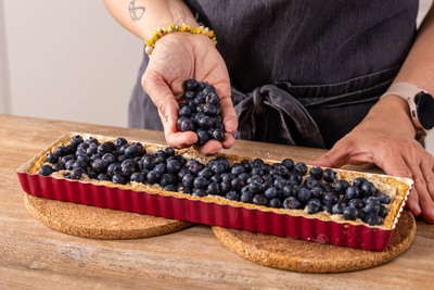 Heidelbeeren auf die Tarte geben
