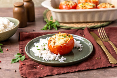 Gefüllte Tomaten mit Reis servieren