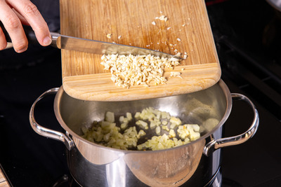 Knoblauch dazugeben