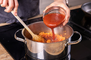 Passierte Tomaten dazugeben