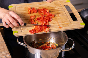 Tomaten dazugeben