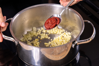 Tomatenmark dazugeben
