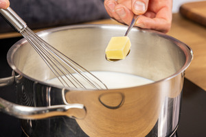 Butter in den Topf geben
