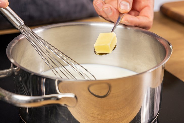 Butter in den Topf geben