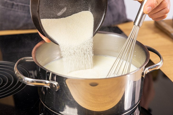 Grieß in die Milch einrühren