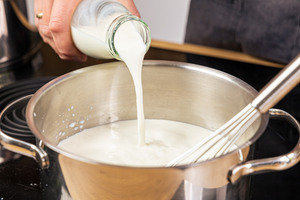 Milch in den Topf geben