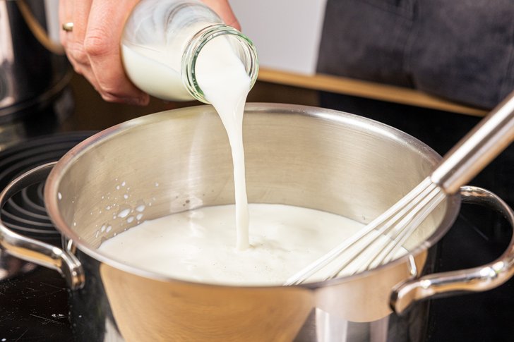 Milch in den Topf geben