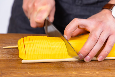 Butternutkürbis fächerartig einschneiden