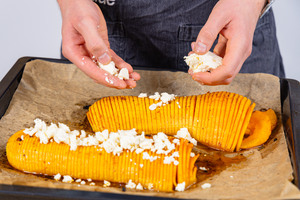 Feta über Hasselback Kürbis zerbröseln