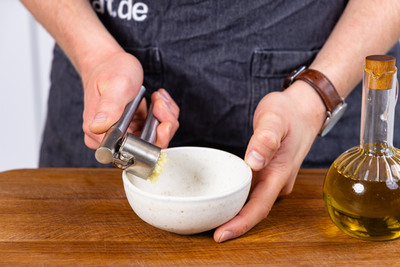 Knoblauch für die Marinade pressen