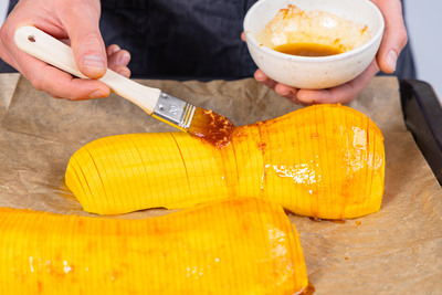 Hasselback Kürbis mit Marinade bestreichen