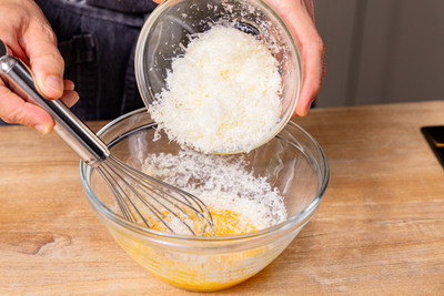 Parmesan mit Eiern verrühren