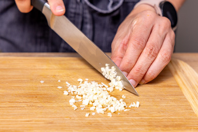 Knoblauch fein hacken
