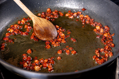 Speck in der Pfanne auslassen
