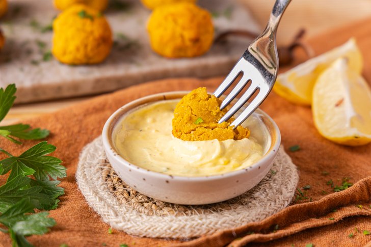 Kürbis Falafel in Hummus dippen