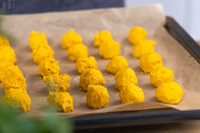Kürbisfalafel auf einem Backblech verteilen