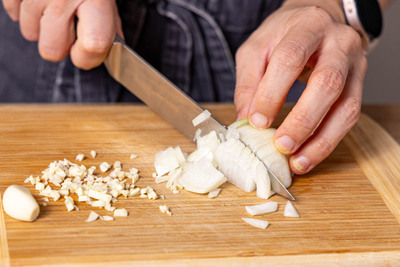Zwiebel und Knoblauch fein würfeln