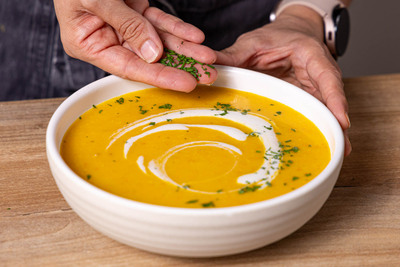 Kürbissuppe garnieren