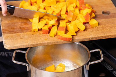 Kürsbiswürfel anbraten