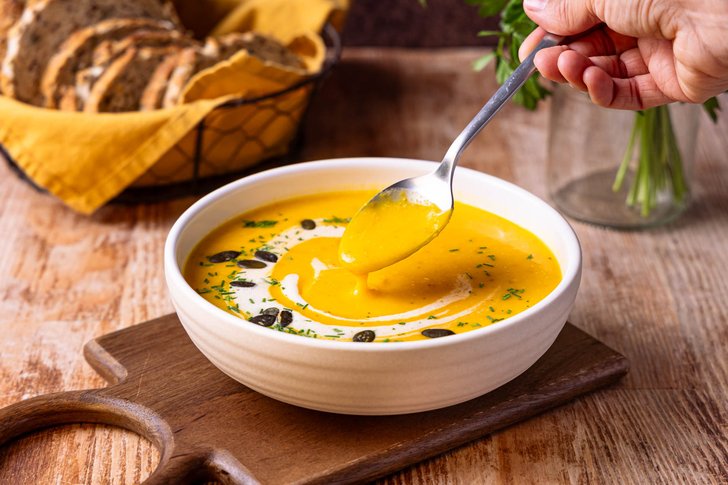 Kürbissuppe essen