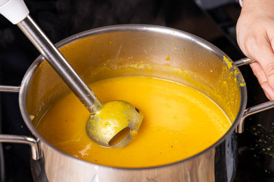 Kürbissuppe pürieren