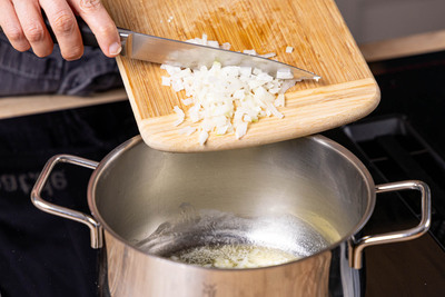 Zwiebelwürfel in Butter anschwitzen